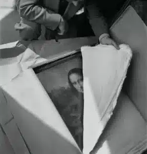 2. Dünya Savaşının bitmesiyle Mona Lisa tekrar sergilenmeye başladı.